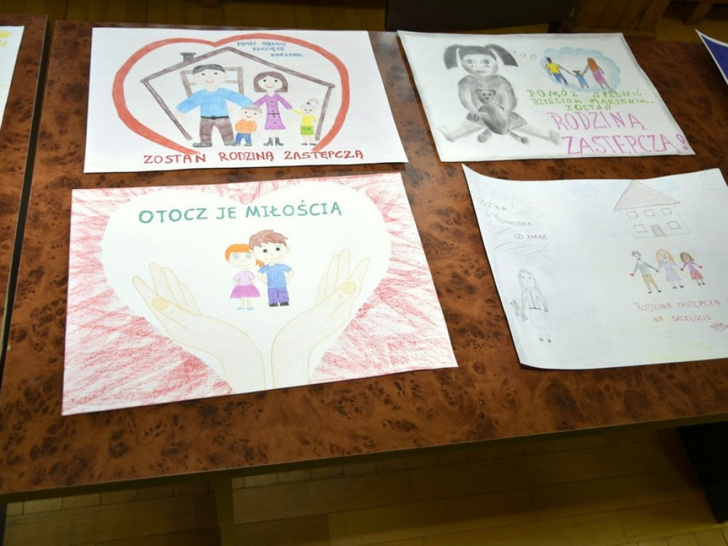 Wręczono nagrody w konkursie plastycznym na plakat promujący rodzicielstwo zastępcze - ZDJĘCIA