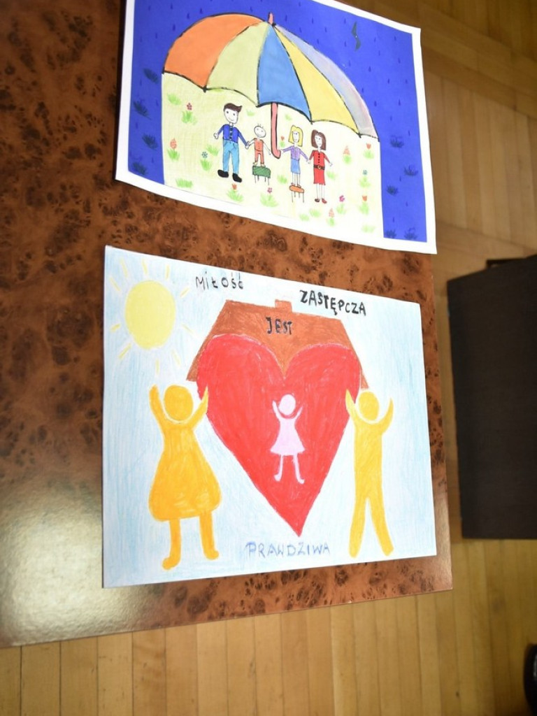 Wręczono nagrody w konkursie plastycznym na plakat promujący rodzicielstwo zastępcze - ZDJĘCIA