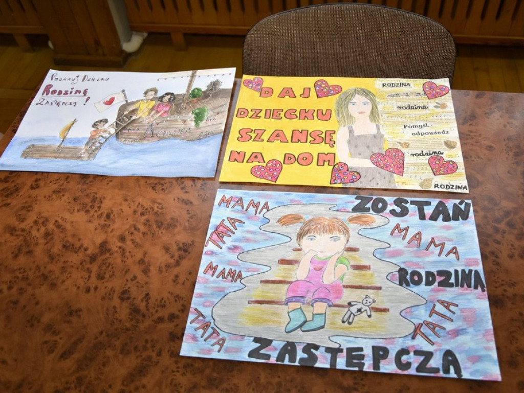 Wręczono nagrody w konkursie plastycznym na plakat promujący rodzicielstwo zastępcze - ZDJĘCIA