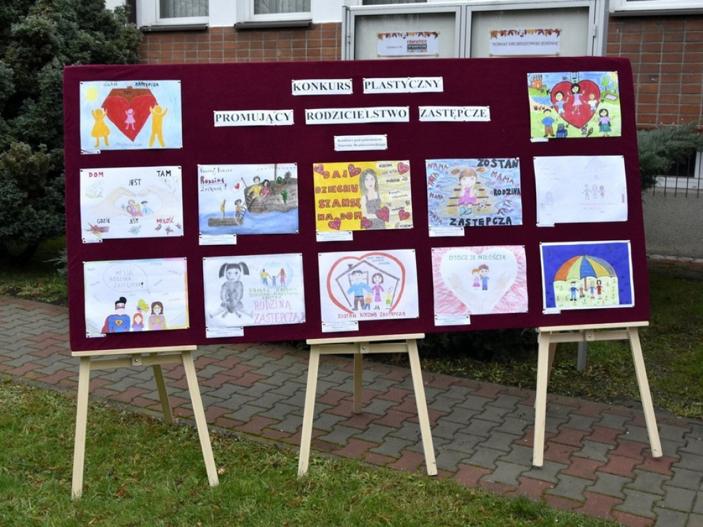 Wręczono nagrody w konkursie plastycznym na plakat promujący rodzicielstwo zastępcze - ZDJĘCIA