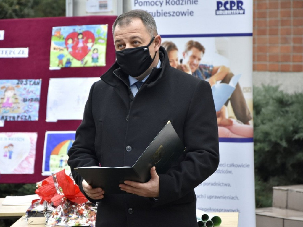 Wręczono nagrody w konkursie plastycznym na plakat promujący rodzicielstwo zastępcze - ZDJĘCIA