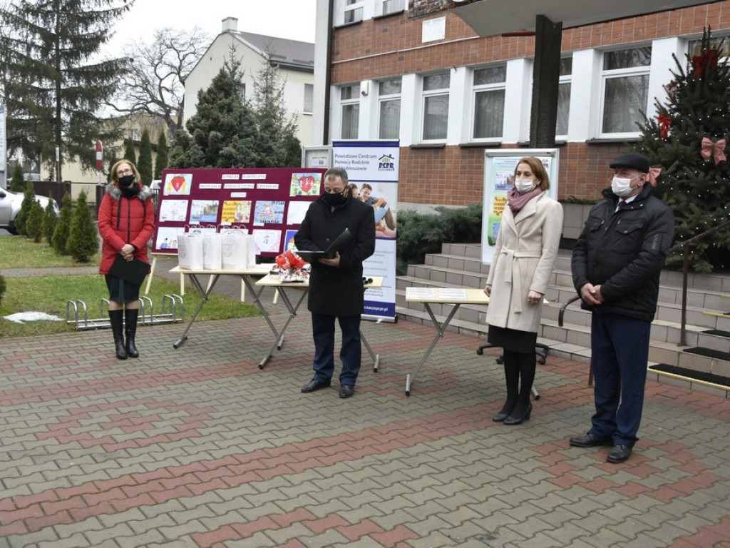 Wręczono nagrody w konkursie plastycznym na plakat promujący rodzicielstwo zastępcze - ZDJĘCIA