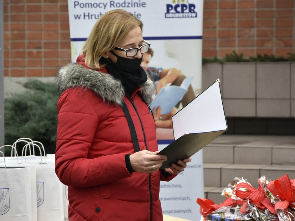 Wręczono nagrody w konkursie plastycznym na plakat promujący rodzicielstwo zastępcze - ZDJĘCIA