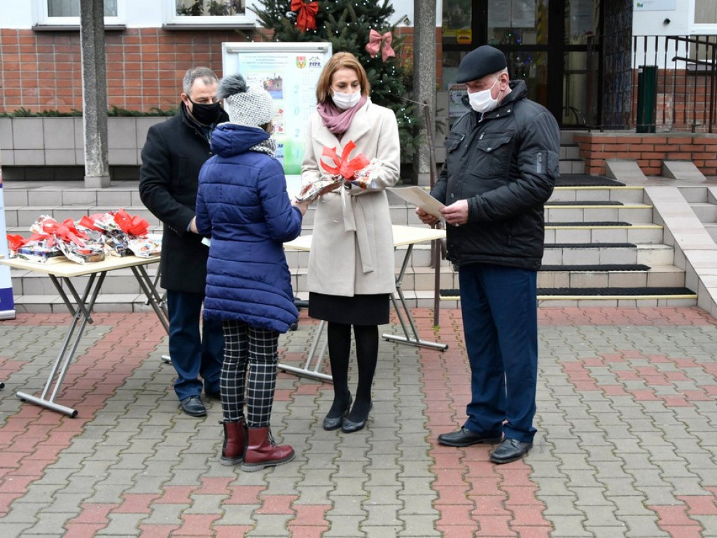 Wręczono nagrody w konkursie plastycznym na plakat promujący rodzicielstwo zastępcze - ZDJĘCIA