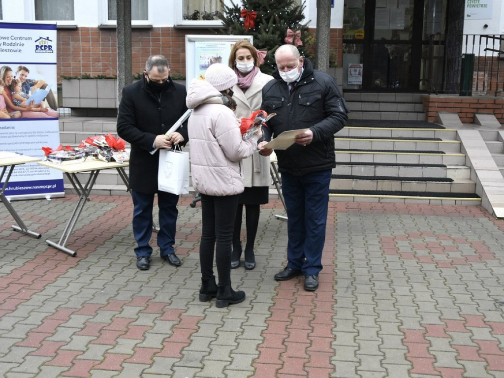 Wręczono nagrody w konkursie plastycznym na plakat promujący rodzicielstwo zastępcze - ZDJĘCIA