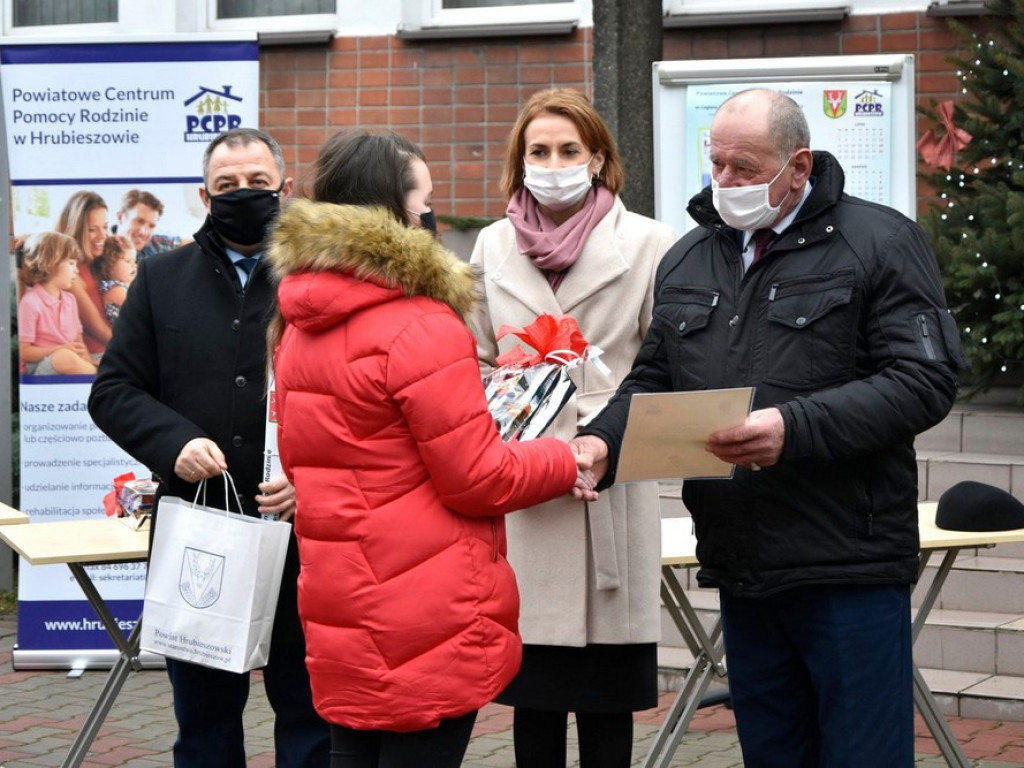 Wręczono nagrody w konkursie plastycznym na plakat promujący rodzicielstwo zastępcze - ZDJĘCIA