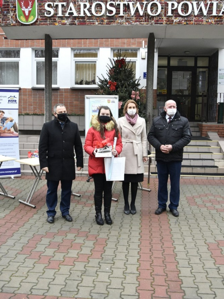 Wręczono nagrody w konkursie plastycznym na plakat promujący rodzicielstwo zastępcze - ZDJĘCIA