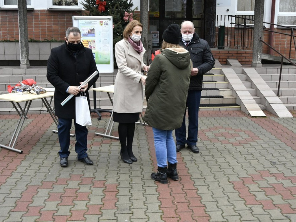 Wręczono nagrody w konkursie plastycznym na plakat promujący rodzicielstwo zastępcze - ZDJĘCIA