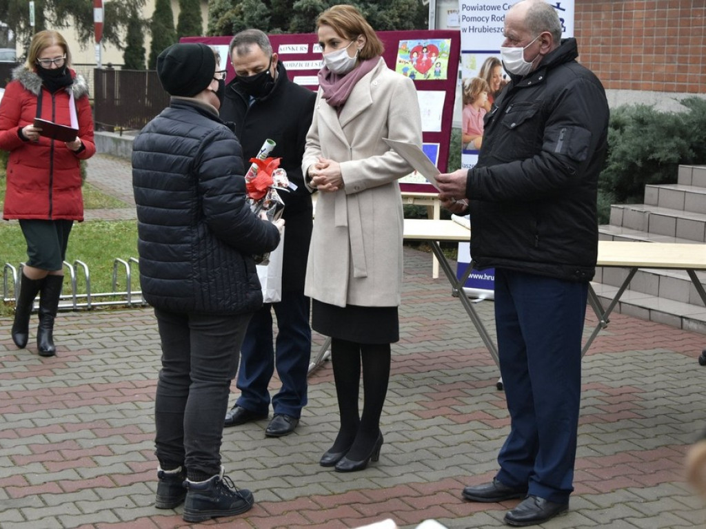 Wręczono nagrody w konkursie plastycznym na plakat promujący rodzicielstwo zastępcze - ZDJĘCIA