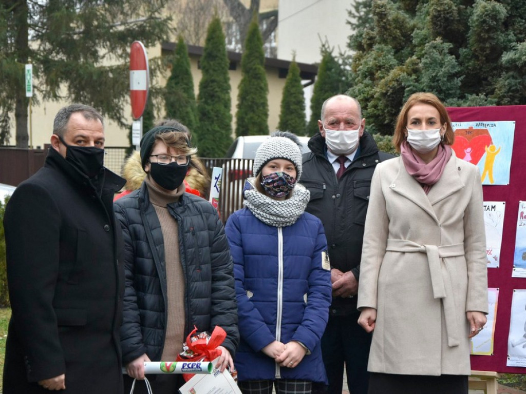 Wręczono nagrody w konkursie plastycznym na plakat promujący rodzicielstwo zastępcze - ZDJĘCIA