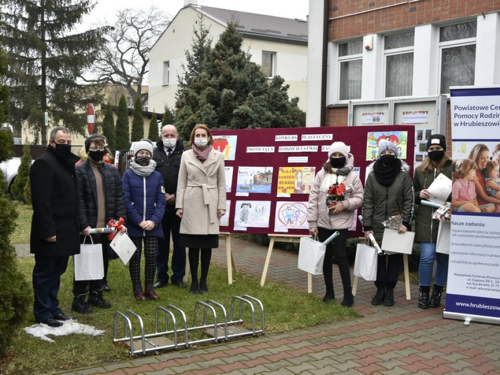 Wręczono nagrody w konkursie plastycznym na plakat promujący rodzicielstwo zastępcze - ZDJĘCIA