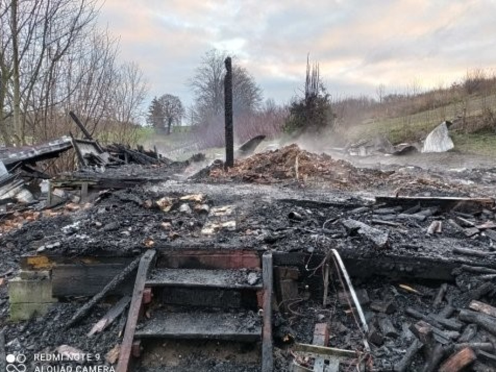 Gmina Uchanie: Tragiczny pożar w Gliniskach. Podczas dogaszania ratownicy natrafili na spalone ciało mężczyzny - ZDJĘCIA