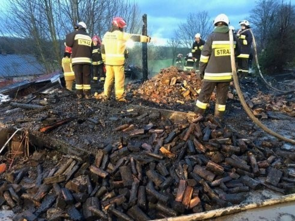 Gmina Uchanie: Tragiczny pożar w Gliniskach. Podczas dogaszania ratownicy natrafili na spalone ciało mężczyzny - ZDJĘCIA