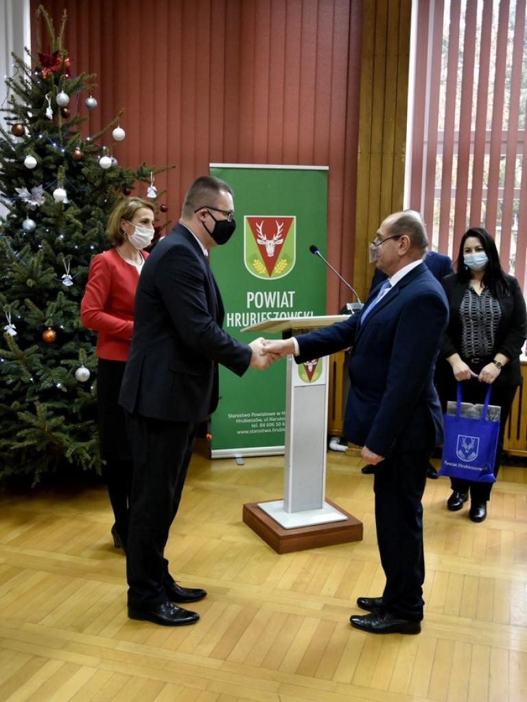 Nagrody dla wybitnych sportowców powiatu hrubieszowskiego przyznane - ZDJĘCIA