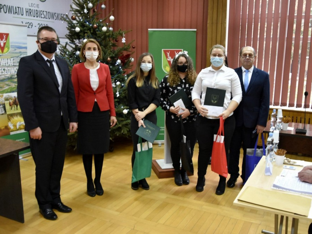 Nagrody dla wybitnych sportowców powiatu hrubieszowskiego przyznane - ZDJĘCIA