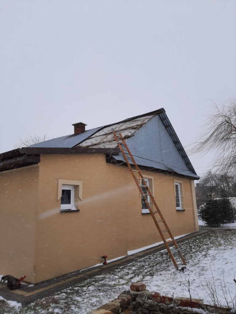 Wiatr uszkodził dachy na budynkach w Czerniczynie i Husynnem - ZDJĘCIA
