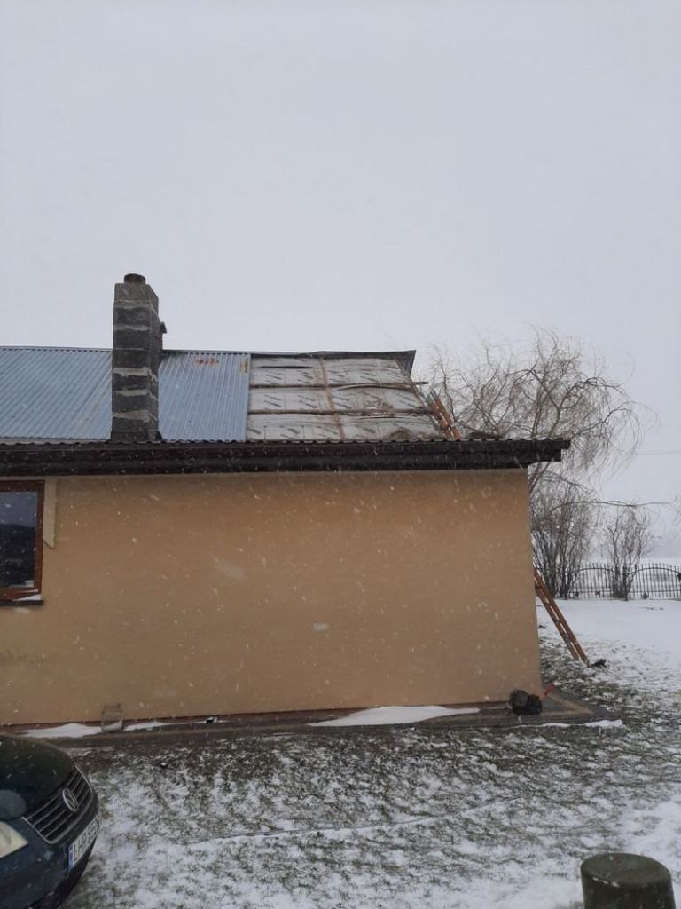 Wiatr uszkodził dachy na budynkach w Czerniczynie i Husynnem - ZDJĘCIA