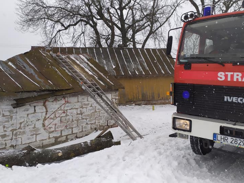 Wiatr uszkodził dachy na budynkach w Czerniczynie i Husynnem - ZDJĘCIA