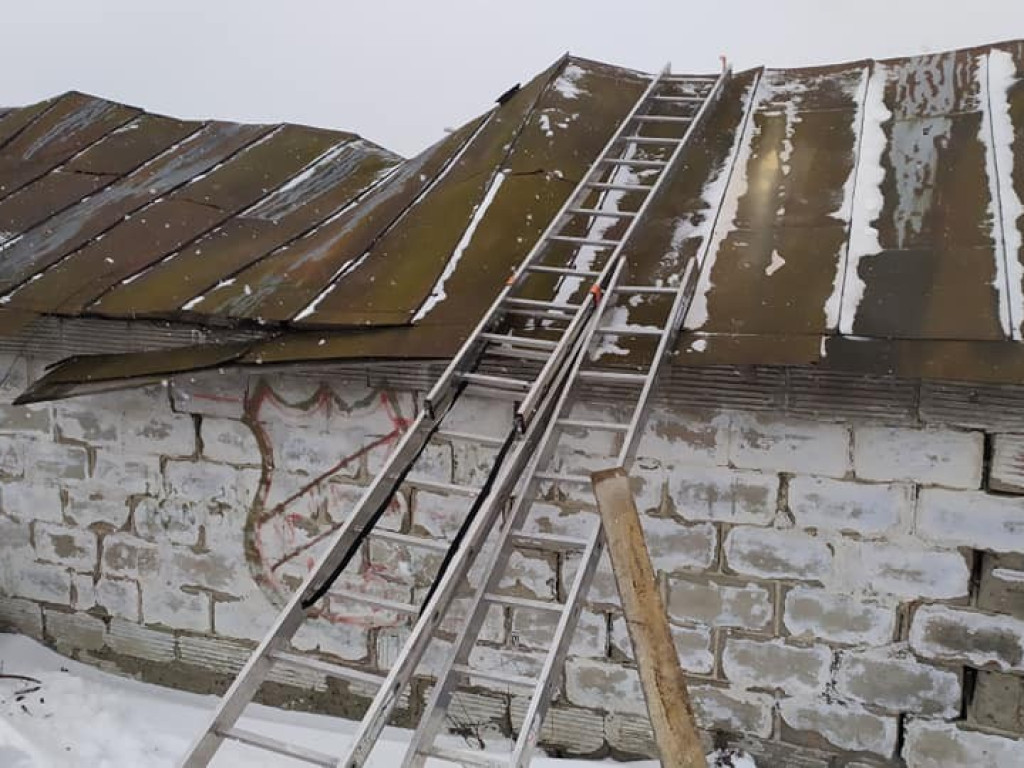 Wiatr uszkodził dachy na budynkach w Czerniczynie i Husynnem - ZDJĘCIA