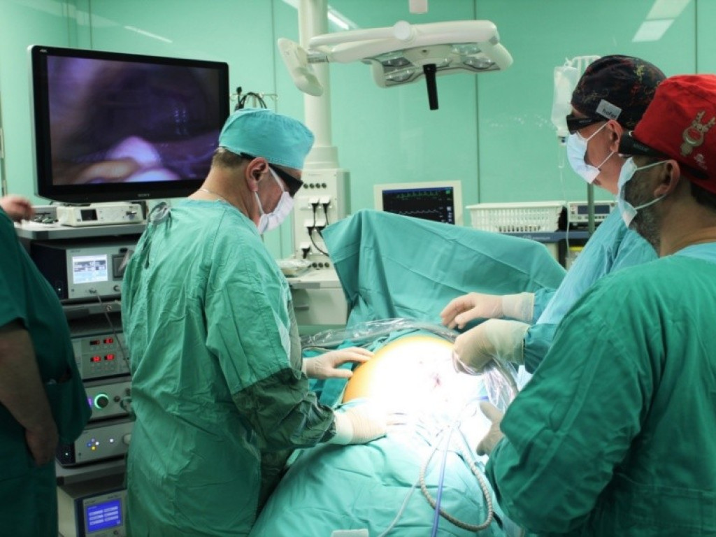 Szpital w Hrubieszowie przeprowadził pierwszą w Polsce, innowacyjną operację wszczepienia endoprotezy barku z użyciem wyjątkowej konstrukcji - ZDJĘCIA