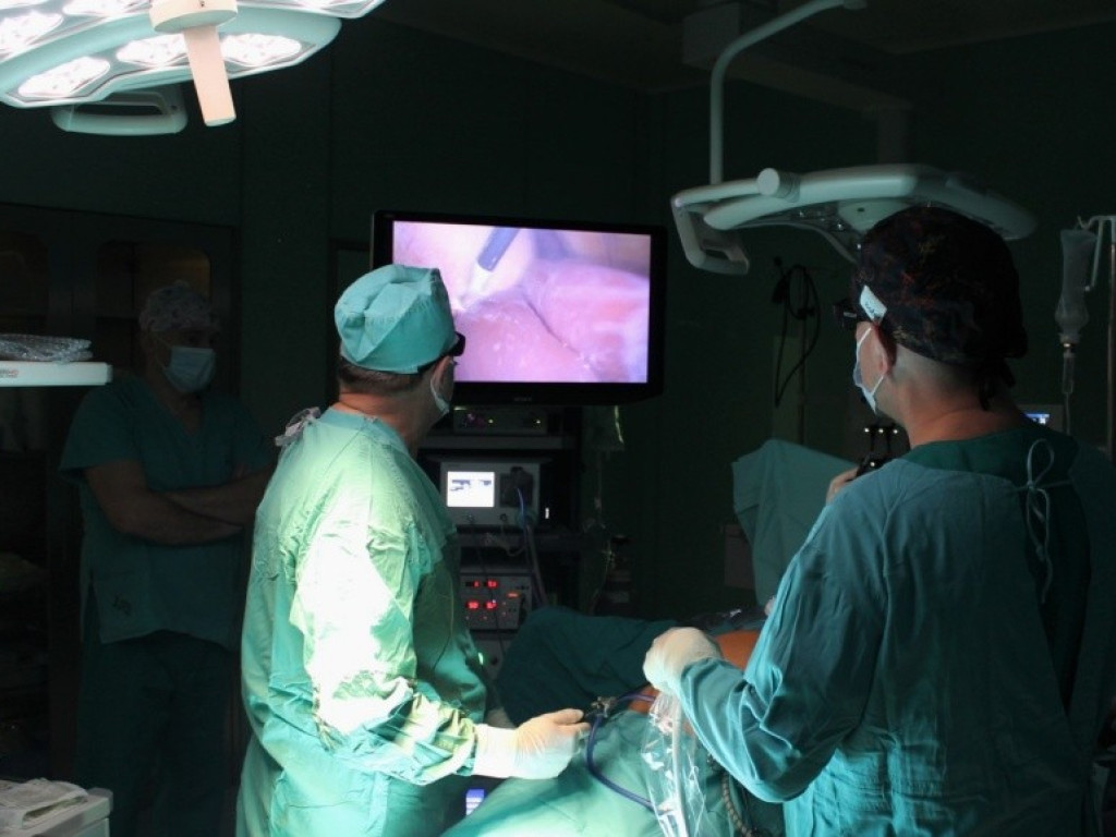 Szpital w Hrubieszowie przeprowadził pierwszą w Polsce, innowacyjną operację wszczepienia endoprotezy barku z użyciem wyjątkowej konstrukcji - ZDJĘCIA