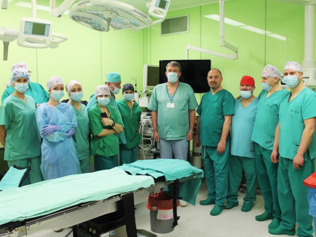 Szpital w Hrubieszowie przeprowadził pierwszą w Polsce, innowacyjną operację wszczepienia endoprotezy barku z użyciem wyjątkowej konstrukcji - ZDJĘCIA