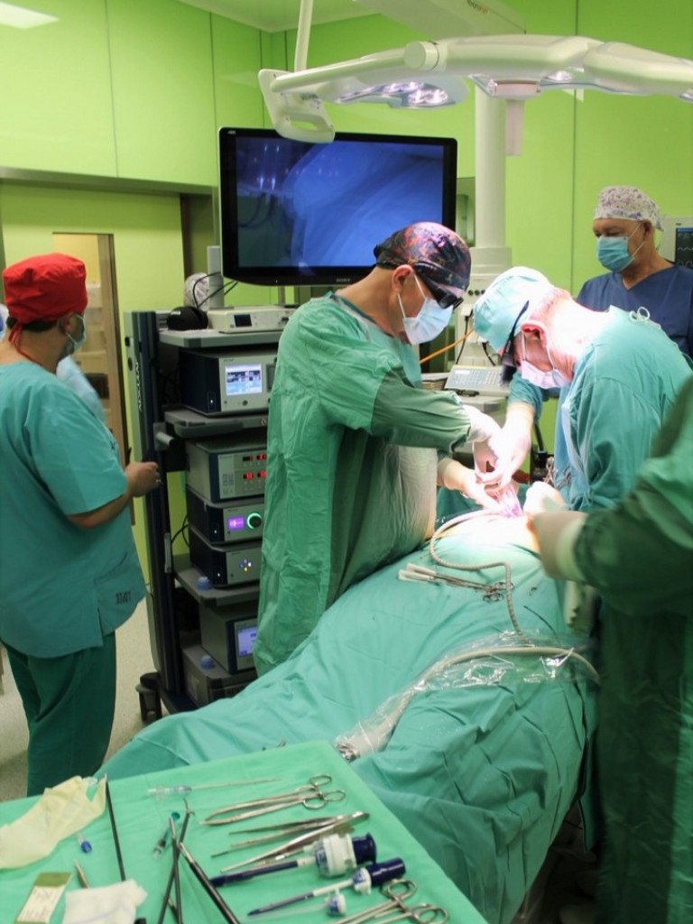 Szpital w Hrubieszowie przeprowadził pierwszą w Polsce, innowacyjną operację wszczepienia endoprotezy barku z użyciem wyjątkowej konstrukcji - ZDJĘCIA