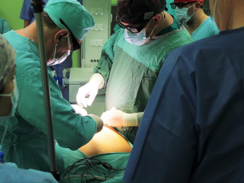 Szpital w Hrubieszowie przeprowadził pierwszą w Polsce, innowacyjną operację wszczepienia endoprotezy barku z użyciem wyjątkowej konstrukcji - ZDJĘCIA