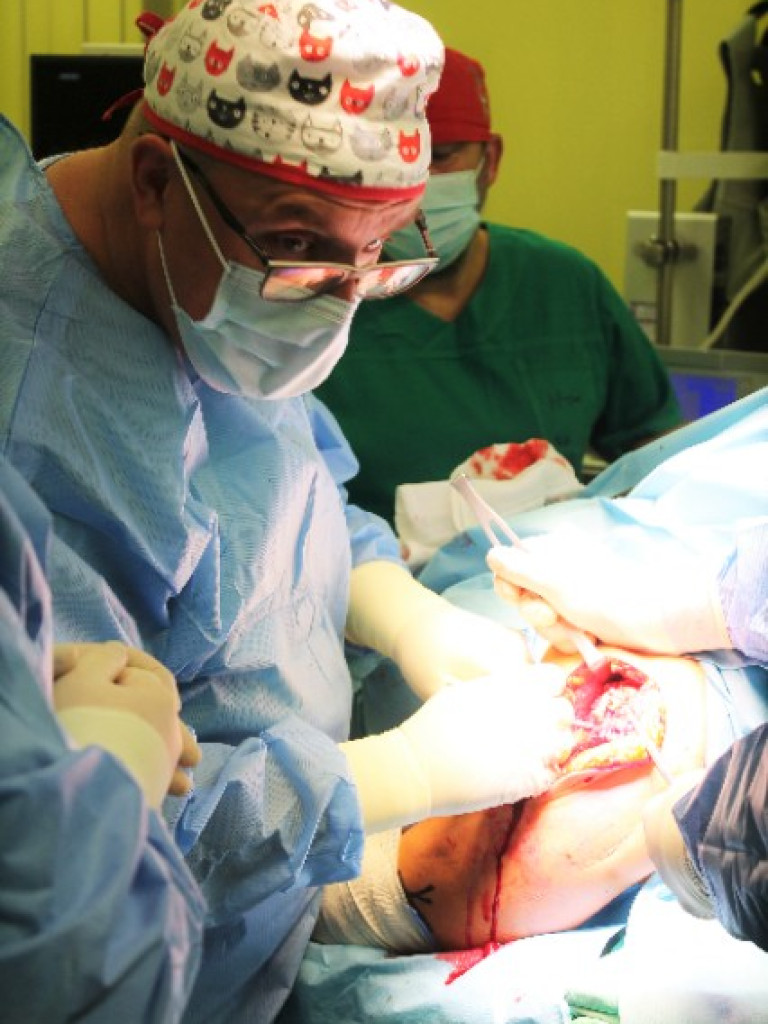 Szpital w Hrubieszowie przeprowadził pierwszą w Polsce, innowacyjną operację wszczepienia endoprotezy barku z użyciem wyjątkowej konstrukcji - ZDJĘCIA