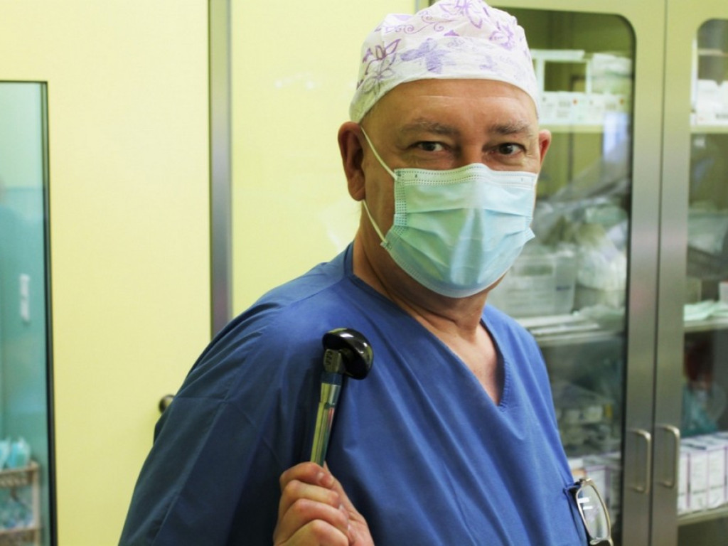 Szpital w Hrubieszowie przeprowadził pierwszą w Polsce, innowacyjną operację wszczepienia endoprotezy barku z użyciem wyjątkowej konstrukcji - ZDJĘCIA