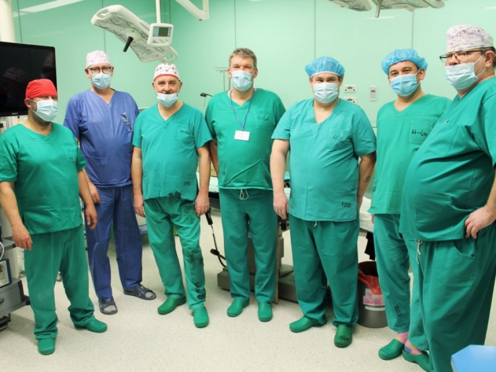 Szpital w Hrubieszowie przeprowadził pierwszą w Polsce, innowacyjną operację wszczepienia endoprotezy barku z użyciem wyjątkowej konstrukcji - ZDJĘCIA