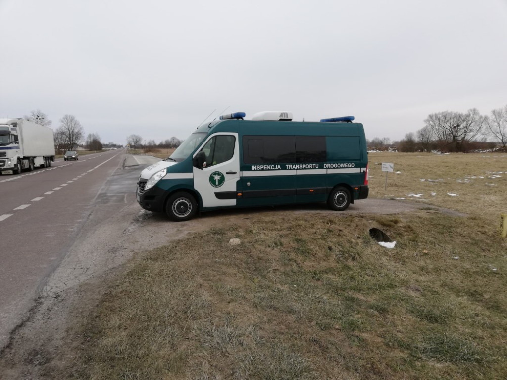 40-tonowym zestawem bez prawa jazdy, przewoził 3 auta, tylko jedno było przymocowane - ZDJĘCIA