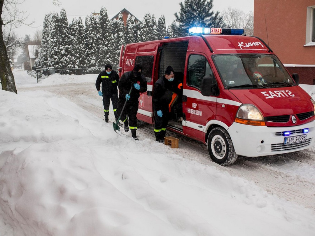 Strażacy z OSP Hrubieszów pomagają w dotarciu na szczepienia - ZDJĘCIA