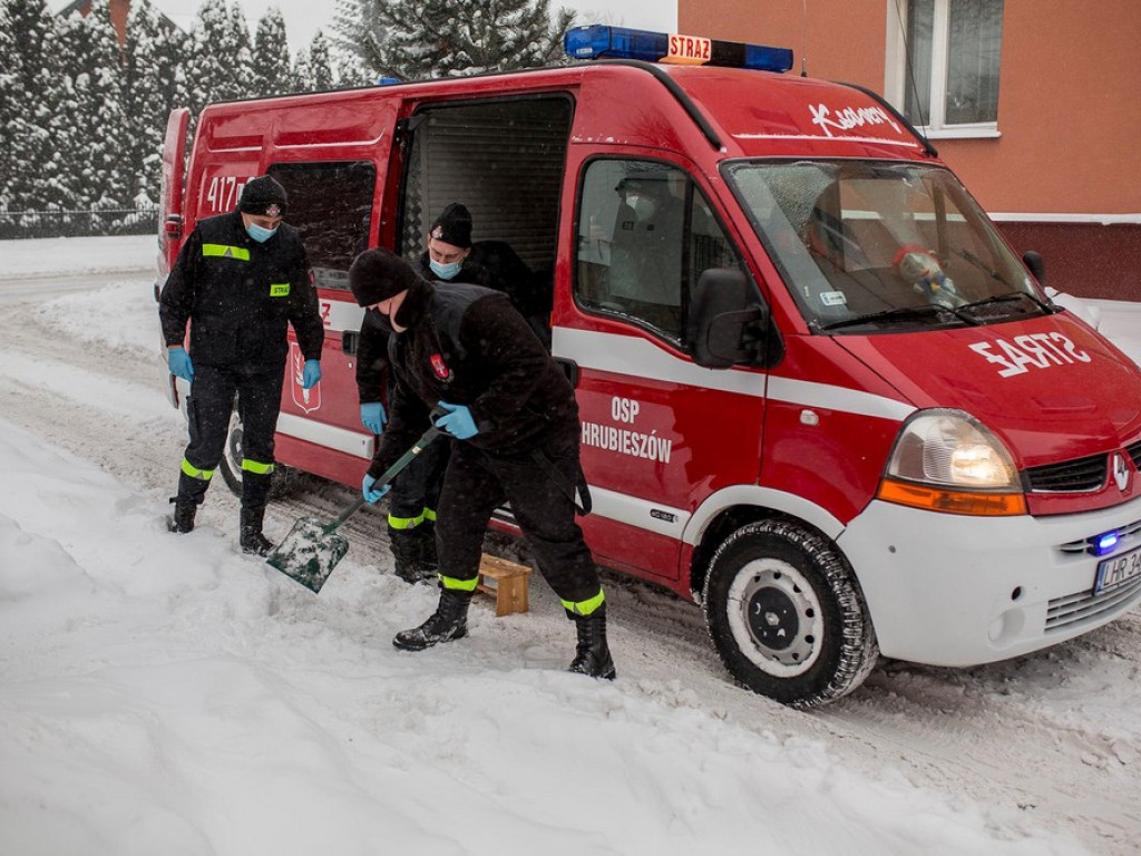 Strażacy z OSP Hrubieszów pomagają w dotarciu na szczepienia - ZDJĘCIA