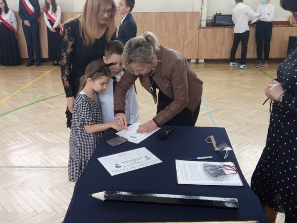 Ślubowanie klas pierwszych w hrubieszowskiej Trójce - ZDJĘCIA