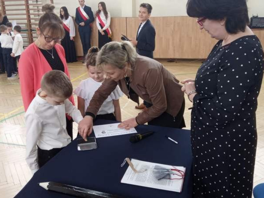 Ślubowanie klas pierwszych w hrubieszowskiej Trójce - ZDJĘCIA