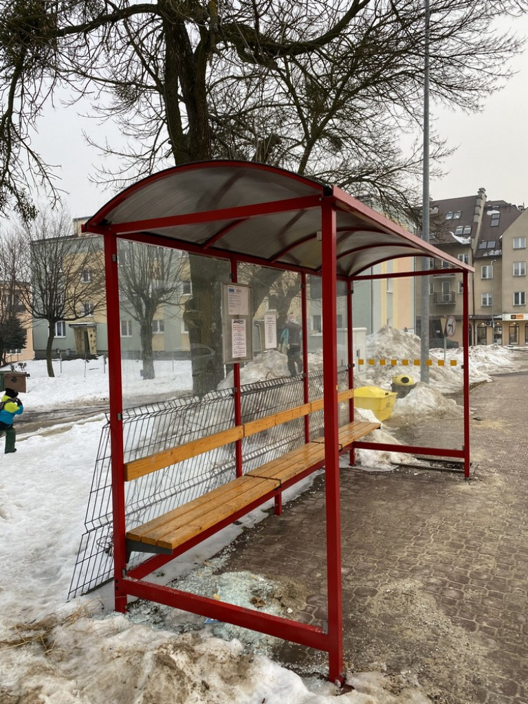 Hrubieszów: Zdewastowany przystanek na Partyzantów - ZDJECIA