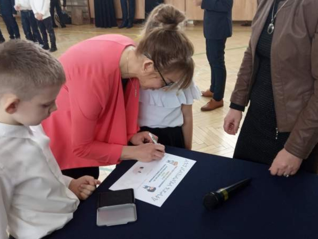 Ślubowanie klas pierwszych w hrubieszowskiej Trójce - ZDJĘCIA