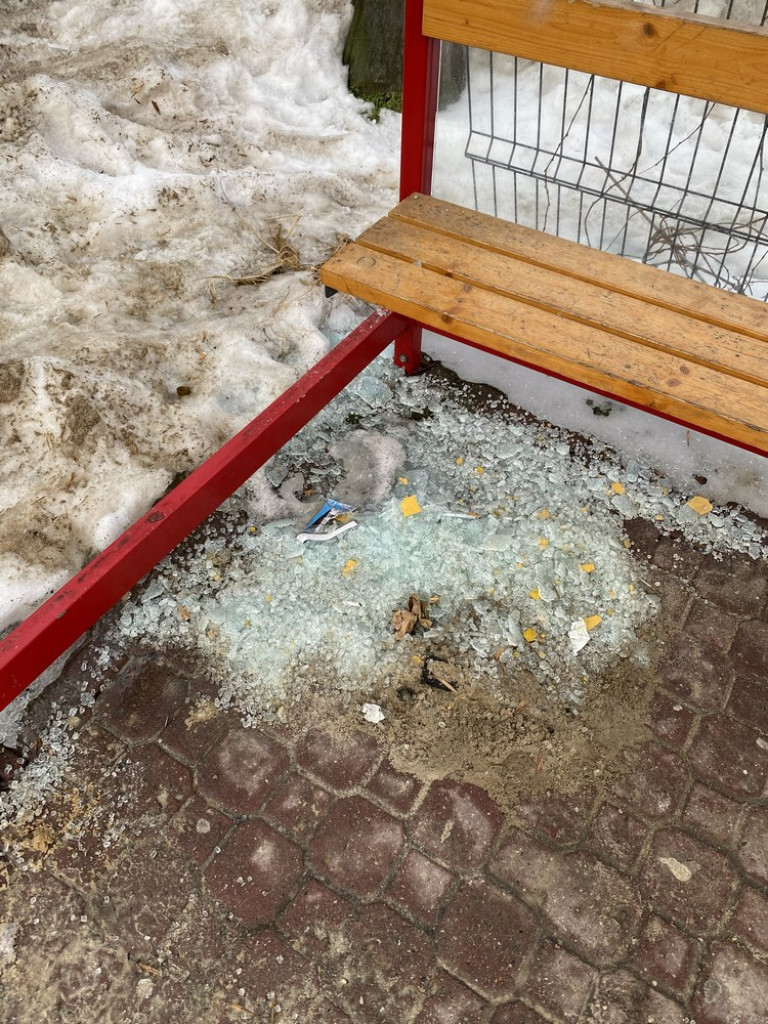 Hrubieszów: Zdewastowany przystanek na Partyzantów - ZDJECIA