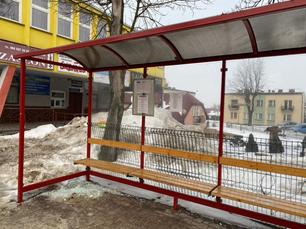 Hrubieszów: Zdewastowany przystanek na Partyzantów - ZDJECIA