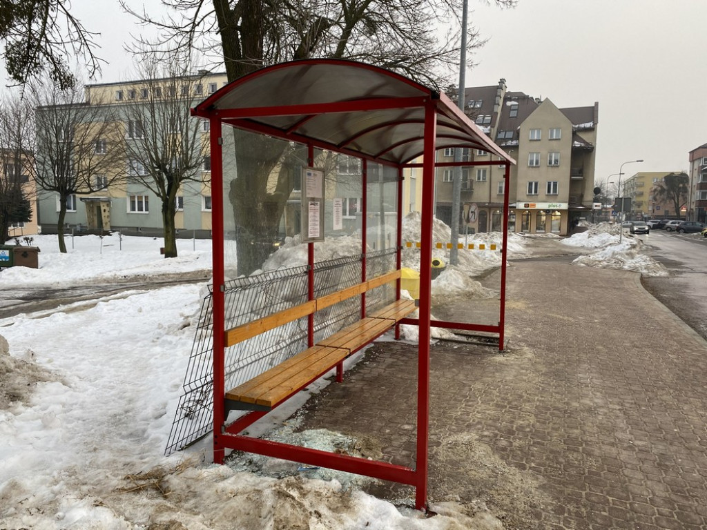 Hrubieszów: Zdewastowany przystanek na Partyzantów - ZDJECIA