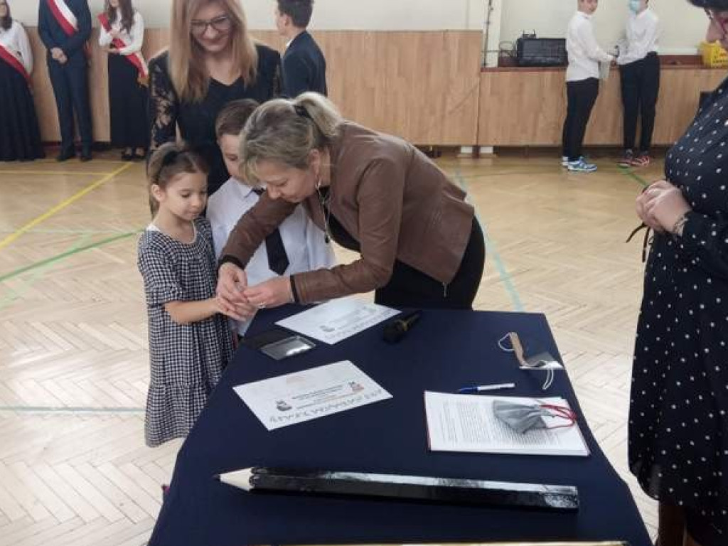 Ślubowanie klas pierwszych w hrubieszowskiej Trójce - ZDJĘCIA