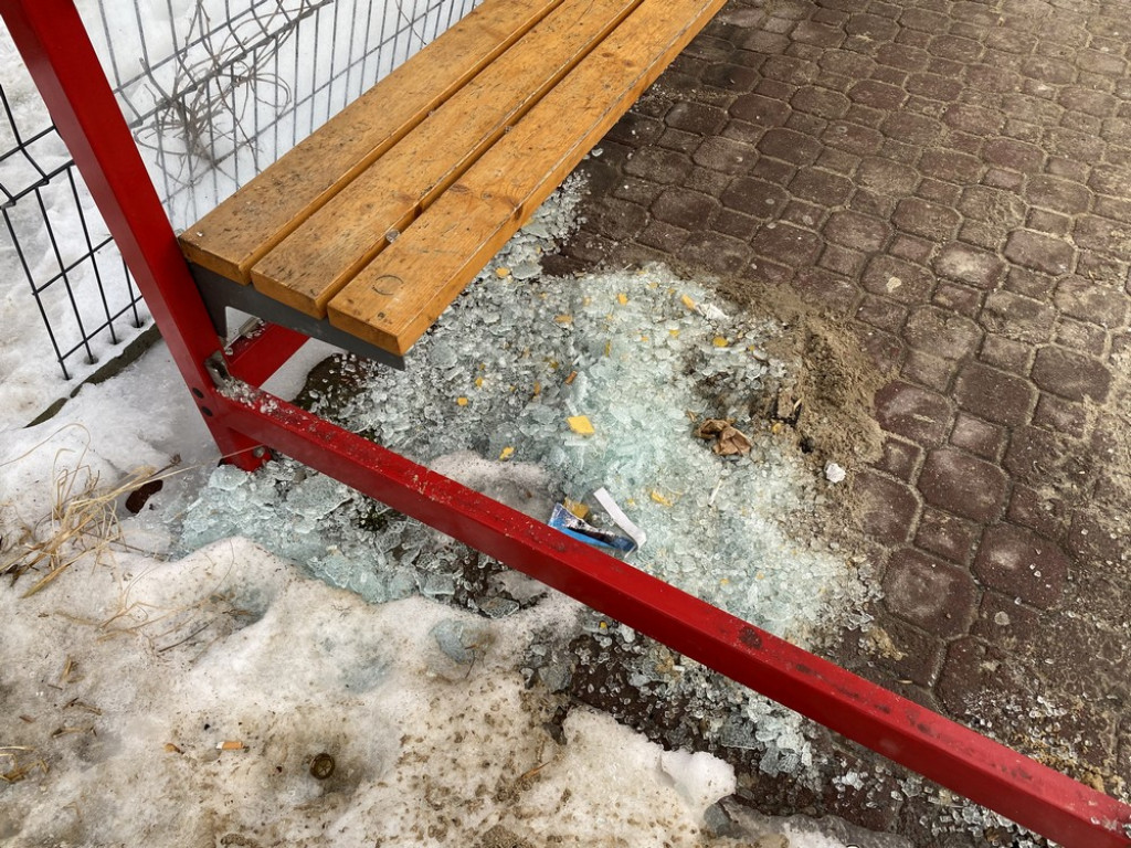 Hrubieszów: Zdewastowany przystanek na Partyzantów - ZDJECIA