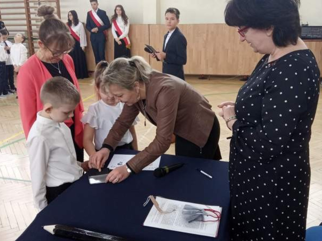 Ślubowanie klas pierwszych w hrubieszowskiej Trójce - ZDJĘCIA