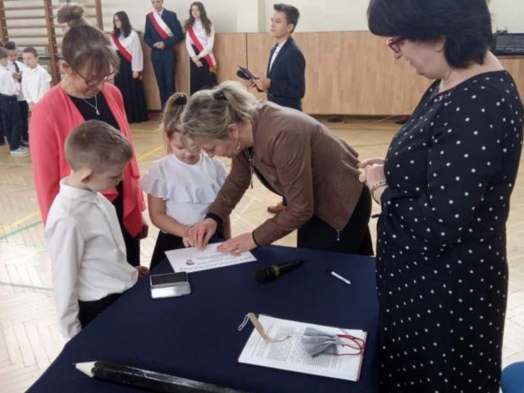 Ślubowanie klas pierwszych w hrubieszowskiej Trójce - ZDJĘCIA