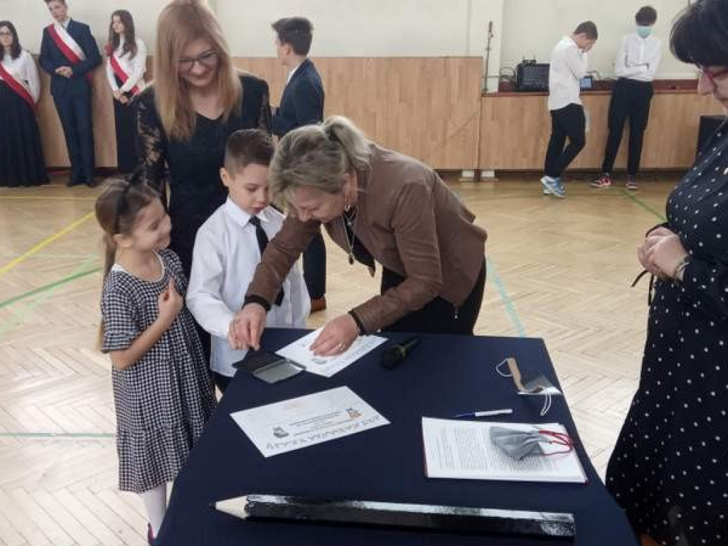 Ślubowanie klas pierwszych w hrubieszowskiej Trójce - ZDJĘCIA