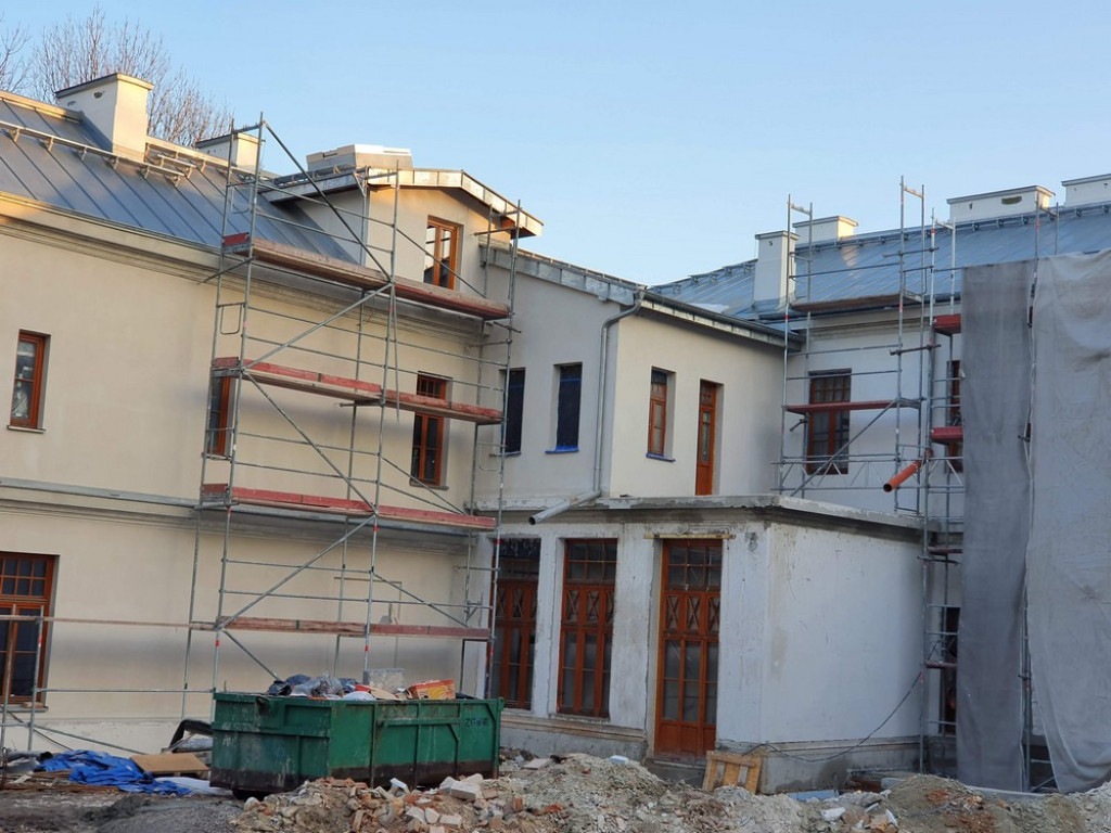 Hrubieszów: Ciągle trwa remont budynku Syndykatu Rolniczego - ZDJĘCIA