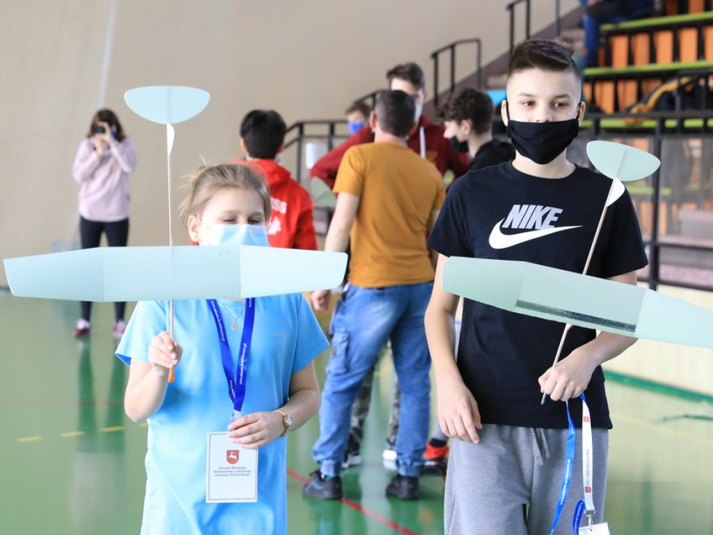 Hrubieszów: Za nami XIV Ogólnopolskie Zawody Modeli Szybowców Halowych klasy F1N - ZDJĘCIA, WIDEO