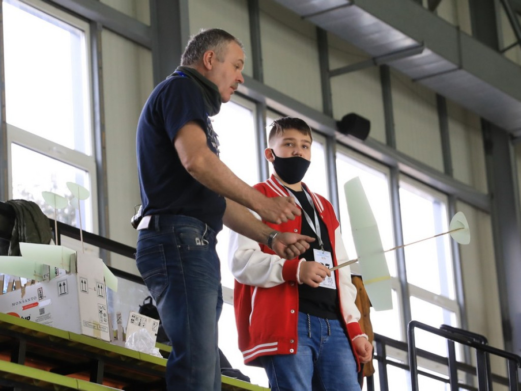 Hrubieszów: Za nami XIV Ogólnopolskie Zawody Modeli Szybowców Halowych klasy F1N - ZDJĘCIA, WIDEO