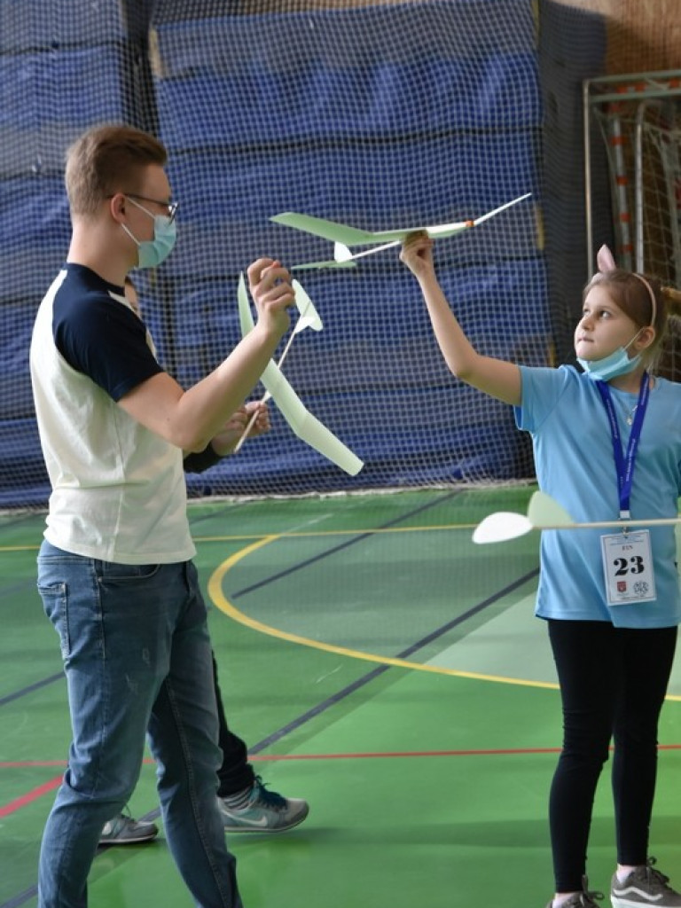 Hrubieszów: Wyniki XIV Ogólnopolskich Zawodów Modeli Szybowców Halowych klasy F1N - ZDJĘCIA, WIDEO